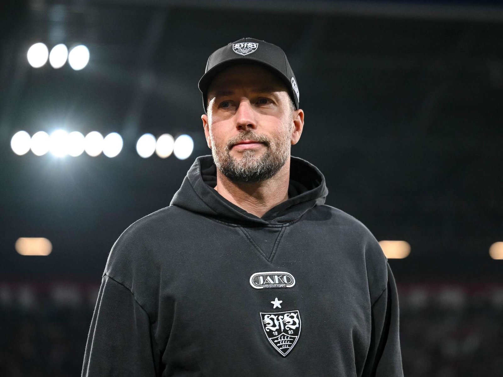 ลิเวอร์พูล เล็ง เซบาสเตียน เออเนสส์ เสียบแทน อาร์เน่อ สล็อต 1 ลิเวอร์พูล ตกเป็นข่าวสนใจ เซบาสเตียน เออเนสส์ กุนซือสตุ๊ตการ์ท หวังดึงกุมบังเหียนแทน อาร์เน่อ สล็อต หลังผลงานหงส์แดงในพรีเมียร์ลีกดิ่งลงเหวแพ้ไปแล้ว 10 นัด ลิเวอร์พูล เล็ง เซบาสเตียน เออเนสส์ เสียบแทน อาร์เน่อ สล็อต