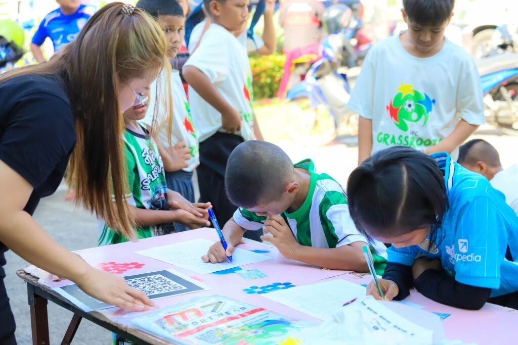 เยาวชนและผู้บริหารร่วมถ่ายภาพในกิจกรรม AFC Grassroots Football Day 2026 ที่สนามกีฬาฟุตบอล รัชกิจประการ จังหวัดสตูล