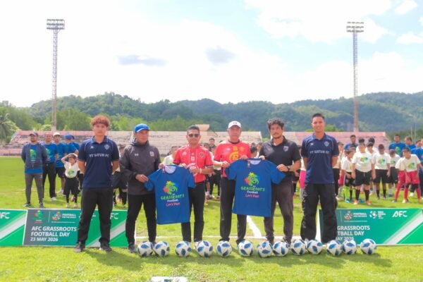 เยาวชนและผู้บริหารร่วมถ่ายภาพในกิจกรรม AFC Grassroots Football Day 2026 ที่สนามกีฬาฟุตบอล รัชกิจประการ จังหวัดสตูล