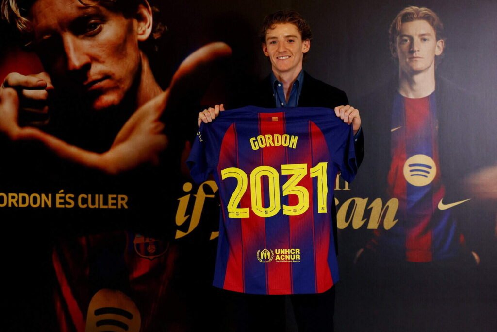 แอนโทนี่ กอร์ดอน ปีกทีมชาติอังกฤษ ชูเสื้อเปิดตัวเป็นนักเตะใหม่ของสโมสร บาร์เซโลน่า อย่างเป็นทางการ