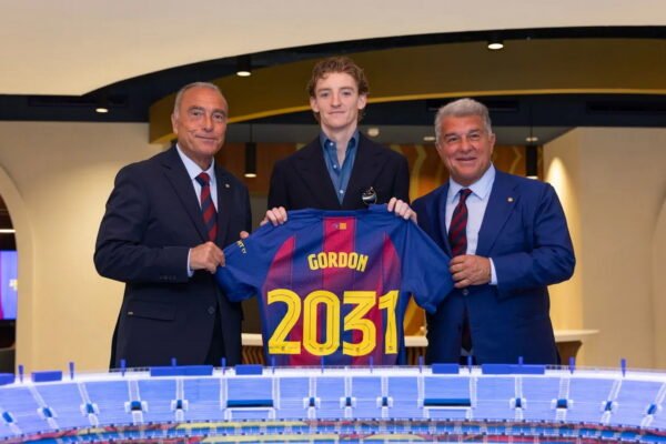 แอนโทนี่ กอร์ดอน ปีกทีมชาติอังกฤษ ชูเสื้อเปิดตัวเป็นนักเตะใหม่ของสโมสร บาร์เซโลน่า อย่างเป็นทางการ