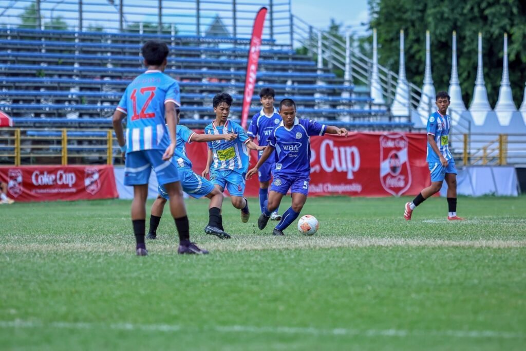 "โค้ชเอ็กซ์" ลุยเก็บข้อมูลโค้กคัพ U17! เผยแผนสร้าง 'ช้างศึกสายบวก' ลุยคัดเอเชีย 2 "โค้ชเอ็กซ์" วสพล แก้วผลึก กุนซือทีมชาติไทย U17 ป้ายแดง ลงพื้นที่ซุ่มดูฟอร์มแข้งดาวรุ่งในศึกโค้กคัพ U17 พร้อมเปิดใจถึงแผนงานการสร้างทีมเน้นแพสชั่นดุดัน "โค้ชเอ็กซ์" วสพล แก้วผลึก หัวหน้าผู้ฝึกสอนฟุตบอลชายทีมชาติไทย รุ่นอายุไม่เกิน 17 ปี ลงพื้นที่ชมการแข่งขันฟุตบอลเยาวชน