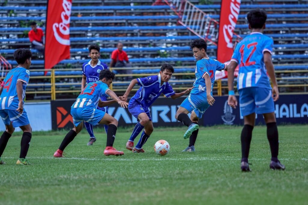 "โค้ชเอ็กซ์" ลุยเก็บข้อมูลโค้กคัพ U17! เผยแผนสร้าง 'ช้างศึกสายบวก' ลุยคัดเอเชีย 3 "โค้ชเอ็กซ์" วสพล แก้วผลึก กุนซือทีมชาติไทย U17 ป้ายแดง ลงพื้นที่ซุ่มดูฟอร์มแข้งดาวรุ่งในศึกโค้กคัพ U17 พร้อมเปิดใจถึงแผนงานการสร้างทีมเน้นแพสชั่นดุดัน "โค้ชเอ็กซ์" วสพล แก้วผลึก หัวหน้าผู้ฝึกสอนฟุตบอลชายทีมชาติไทย รุ่นอายุไม่เกิน 17 ปี ลงพื้นที่ชมการแข่งขันฟุตบอลเยาวชน