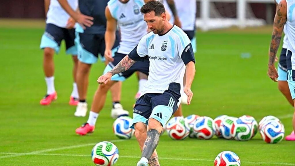 ลิโอเนล เมสซี่ กัปตันทีมชาติอาร์เจนตินา กลับมาลงฝึกซ้อมร่วมกับเพื่อนร่วมทีมเพื่อเตรียมสู้ศึก ฟุตบอลโลก 2026