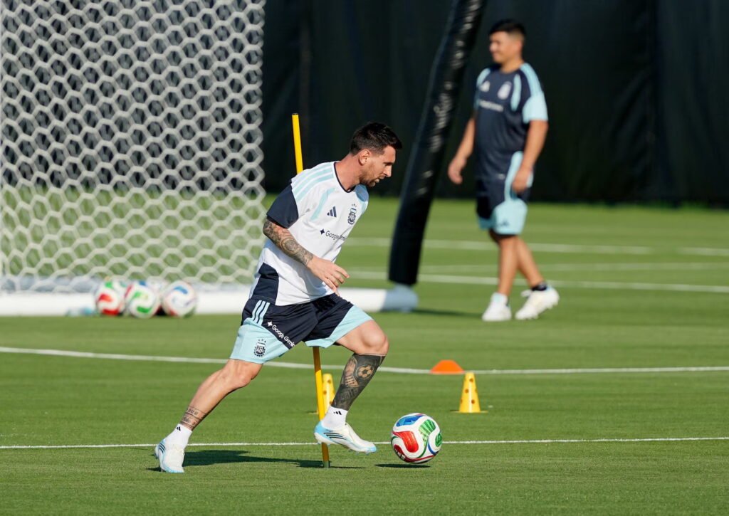 ลิโอเนล เมสซี่ กัปตันทีมชาติอาร์เจนตินา กลับมาลงฝึกซ้อมร่วมกับเพื่อนร่วมทีมเพื่อเตรียมสู้ศึก ฟุตบอลโลก 2026