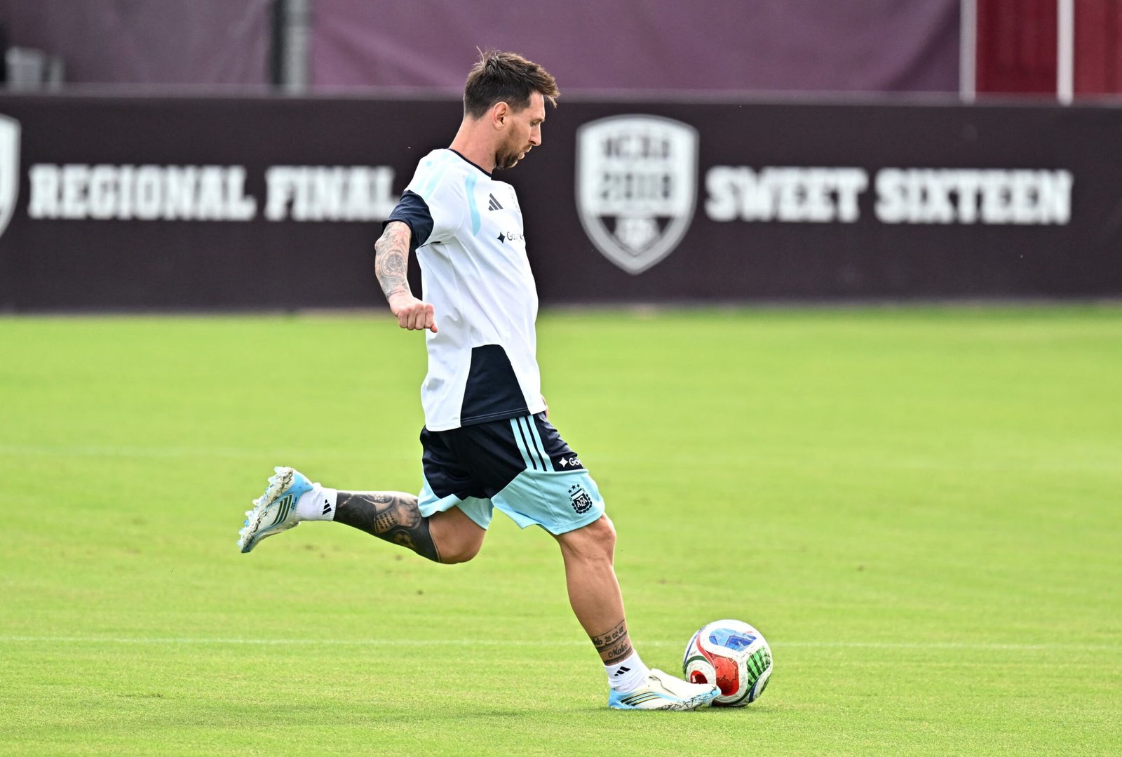 ลิโอเนล เมสซี่ กัปตันทีมชาติอาร์เจนตินา กลับมาลงฝึกซ้อมร่วมกับเพื่อนร่วมทีมเพื่อเตรียมสู้ศึก ฟุตบอลโลก 2026