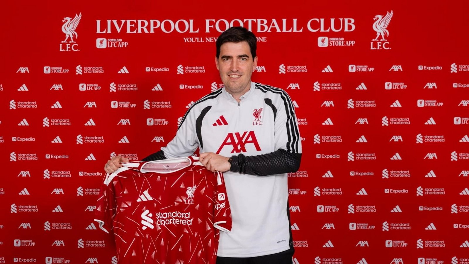 อันโดนี่ อีราโอล่า ชูเสื้อเปิดตัวเป็นผู้จัดการทีมคนใหม่ของสโมสร ลิเวอร์พูล อย่างเป็นทางการ