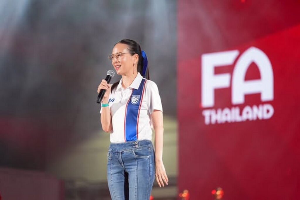 "มาดามแป้ง" นวลพรรณ ล่ำซำ นายกสมาคมกีฬาฟุตบอลแห่งประเทศไทยฯ ในงานแถลงข่าวและมอบเงินสนับสนุนสโมสร