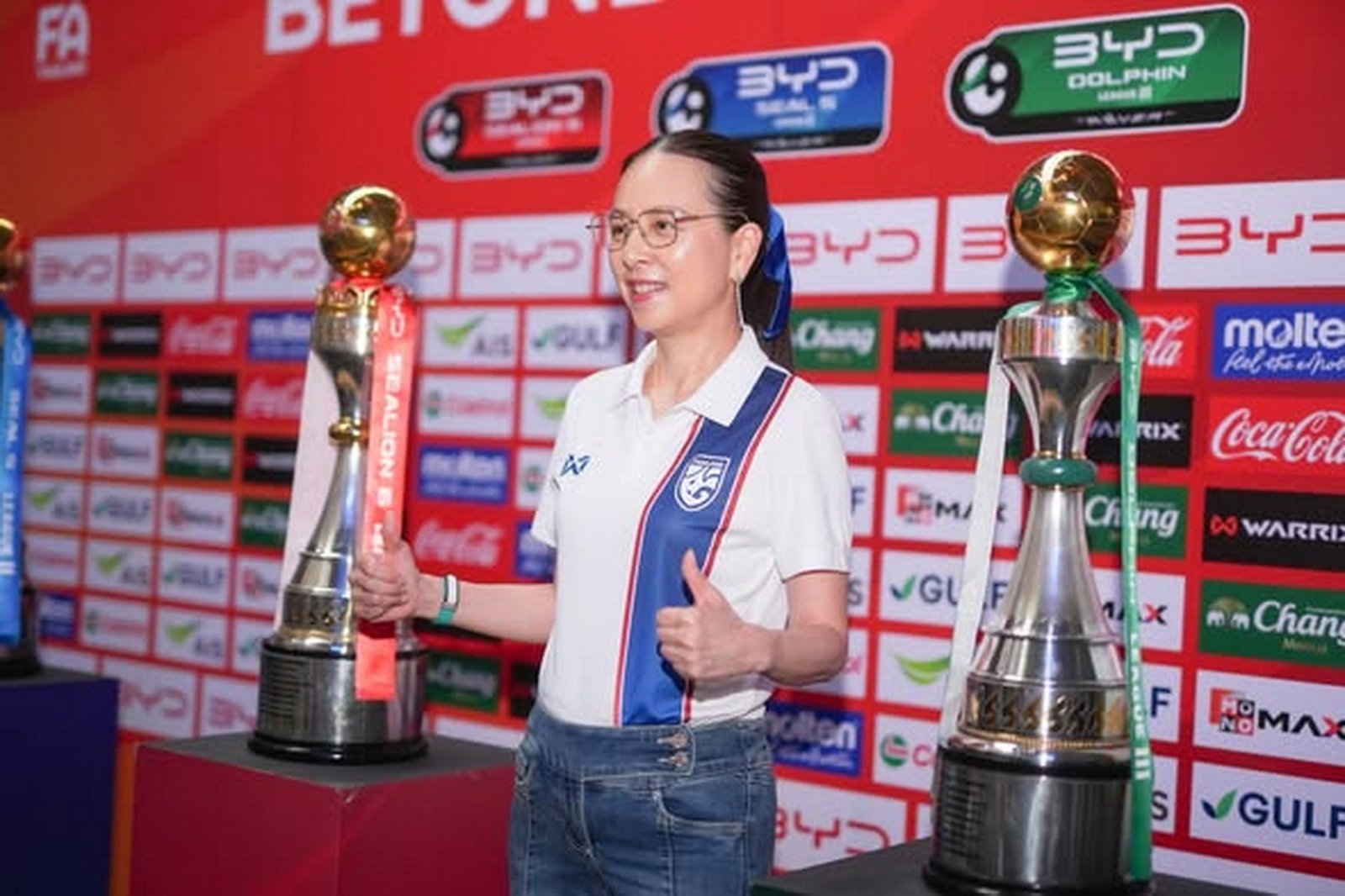"มาดามแป้ง" นวลพรรณ ล่ำซำ นายกสมาคมกีฬาฟุตบอลแห่งประเทศไทยฯ ในงานแถลงข่าวและมอบเงินสนับสนุนสโมสร