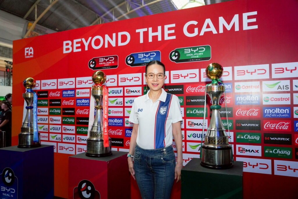 "มาดามแป้ง" นวลพรรณ ล่ำซำ นายกสมาคมกีฬาฟุตบอลแห่งประเทศไทยฯ ในงานแถลงข่าวและมอบเงินสนับสนุนสโมสร