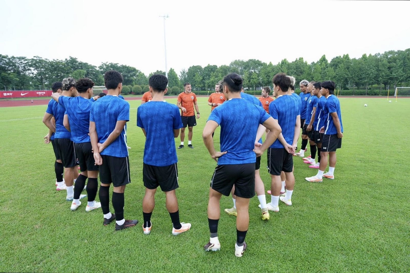 นักเตะทีมชาติไทยชุดใหญ่ลงประเดิมฝึกซ้อมมื้อแรกที่ประเทศจีน เพื่อเตรียมสู้ศึกฟุตบอลอุ่นเครื่องฟีฟ่าเดย์