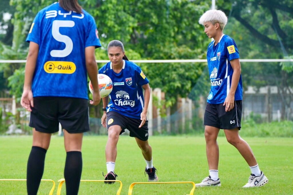 นักเตะฟุตบอลหญิงทีมชาติไทย (ชบาแก้ว) ลงฝึกซ้อมฟื้นฟูร่างกายที่ประเทศเมียนมา เพื่อเตรียมสู้ศึกอุ่นเครื่อง ฟีฟ่า เดย์