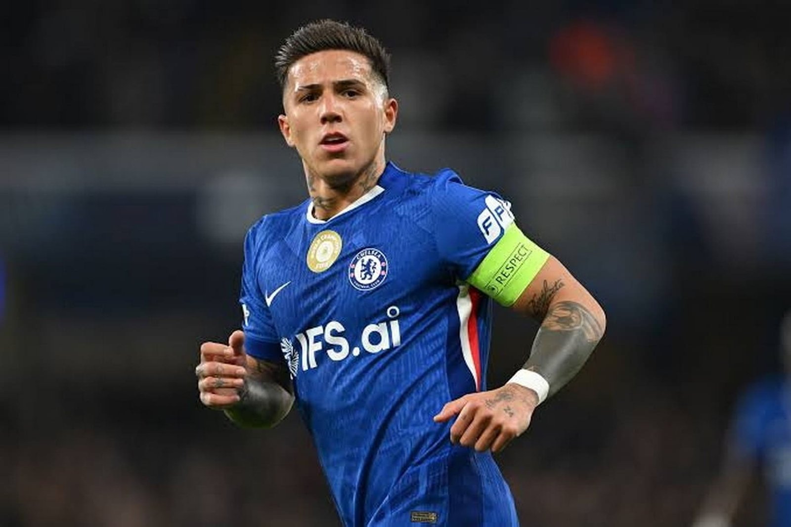 หมดเส้นตาย 120 ล้านปอนด์! เชลซี คาด "เอ็นโซ่ เฟร์นานเดซ" ปักหลักสวมเสื้อสิงห์บลูส์ต่อยุค ชาบี อลอนโซ่
