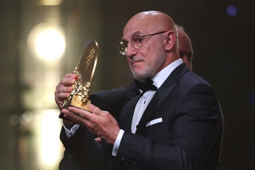 เด ลา ฟวนเต้ โค้ชยอดเยี่ยม: ผู้ชนะรางวัลโค้ชชายแห่งปี 2026