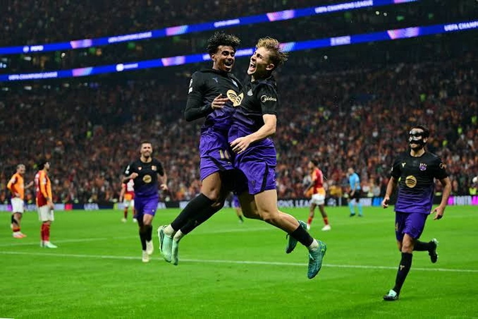 บาร์เซโลน่าบุกชนะกาลาตาซาราย 4-1 หลังโดนนำก่อน ลามีน ยามาลโชว์ฟอร์มเด่น พร้อมเฟร์มีน โลเปซ แอนโธนี่ กอร์ดอน และคาริม อเดเยมี่ช่วยกันทำประตู