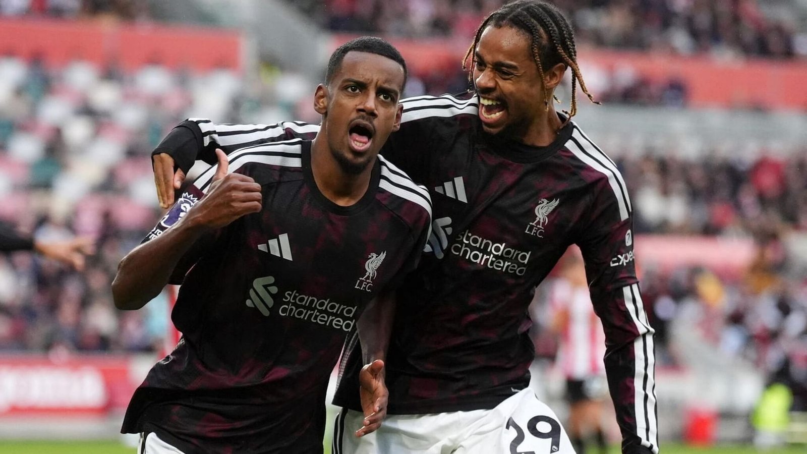 อเล็กซานเดอร์ อีซัค ยิงประตูชัยให้ลิเวอร์พูลในเกมบุกชนะเบรนท์ฟอร์ด 2-1