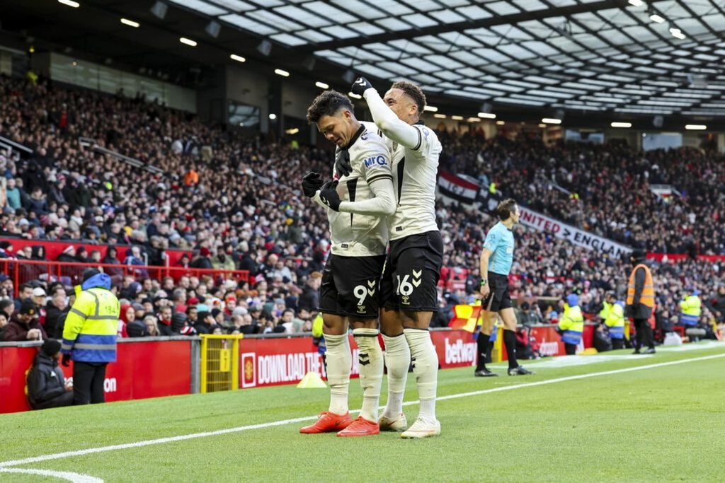 รายานซัดฟรีคิกให้บอร์นมัธขึ้นนำ 1-0