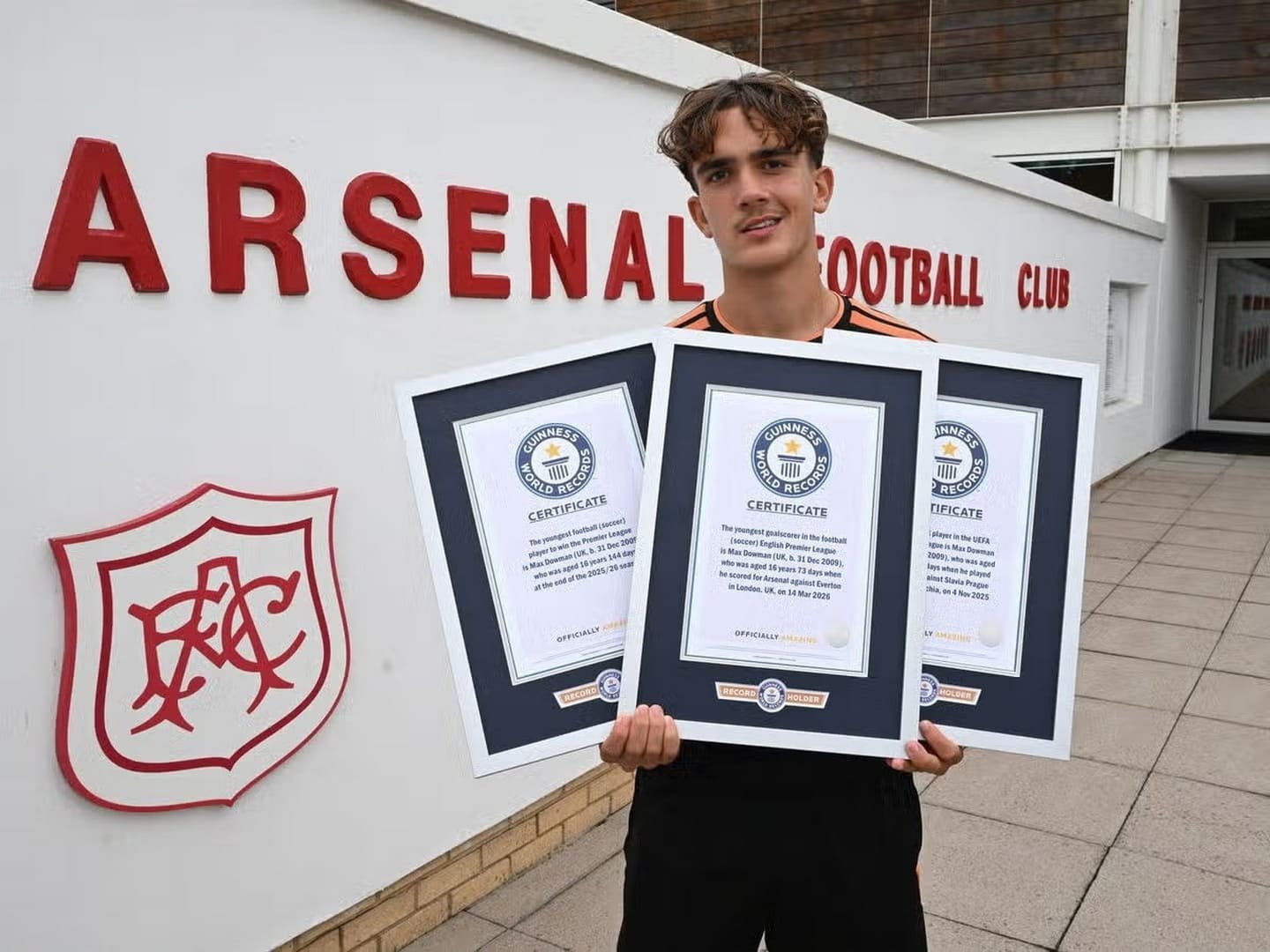 แม็กซ์ ดาวแมน แนวรุกวัย 16 ปีของอาร์เซนอล ได้รับใบรับรองจากกินเนสส์ เวิลด์ เรคคอร์ดส์ถึง 3 รายการ หลังสร้างสถิติในพรีเมียร์ลีกและแชมเปียนส์ลีก พร้อมเตรียมมีชื่อในหนังสือฟุตบอลฉบับปี 2027 ร่วมกับดาวดังระดับโลก