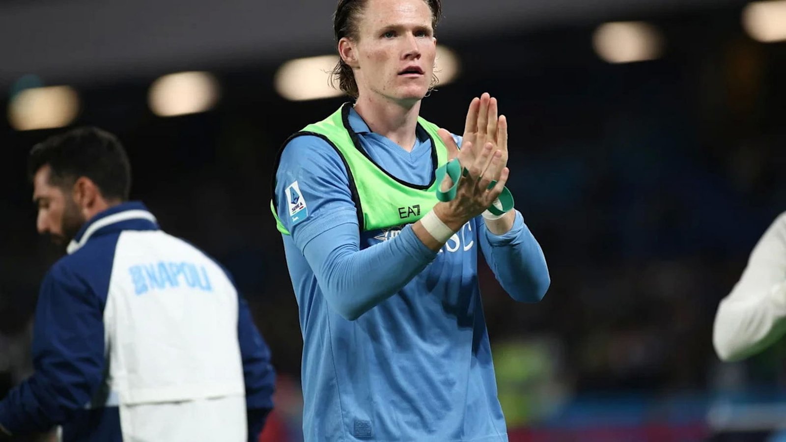 สกอตต์ แม็คโทมิเนย์ กองกลางนาโปลี ฉลองหลังยิงสองประตูในเกมแชมเปี้ยนส์ ลีก